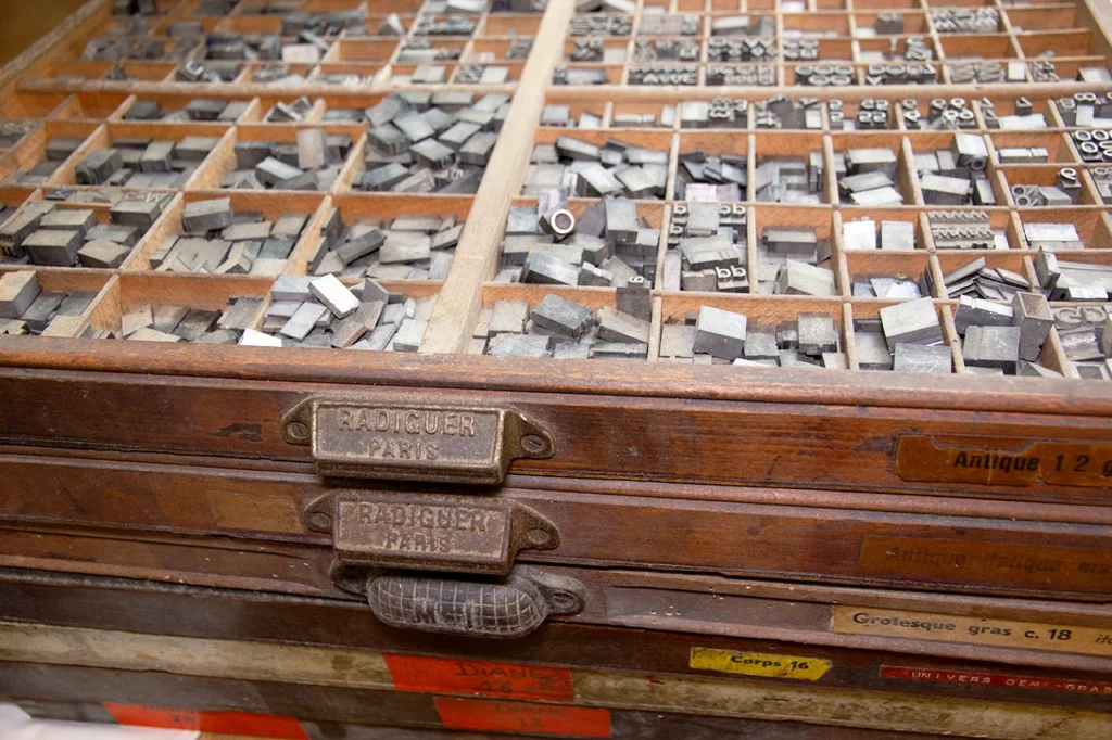 Casiers d’imprimerie des arts typographiques appelés casses parisiennes.