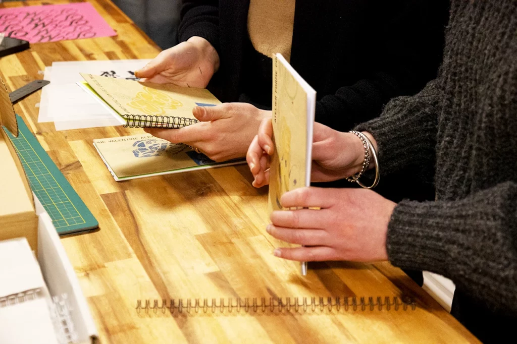Étape finale, pose des anneaux métalliques pour la reliure spirale.