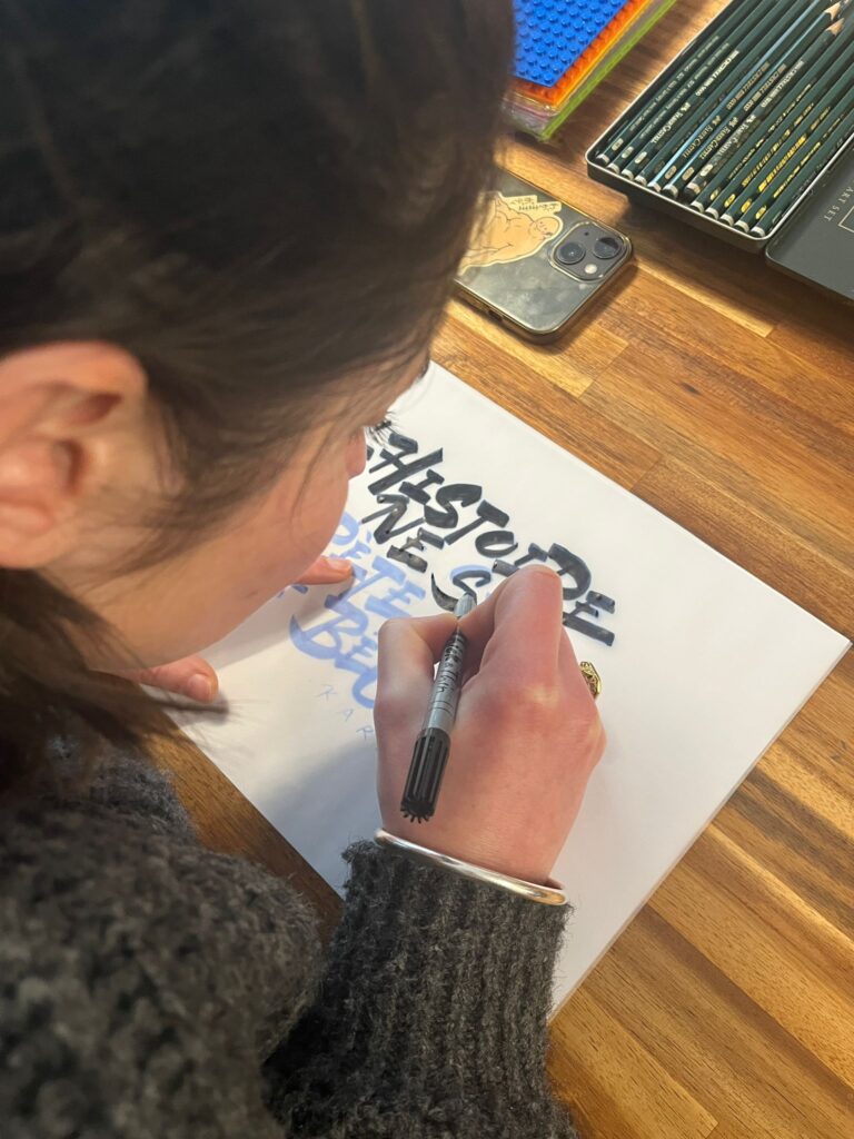 Mathilde décalquant un texte inspirant.