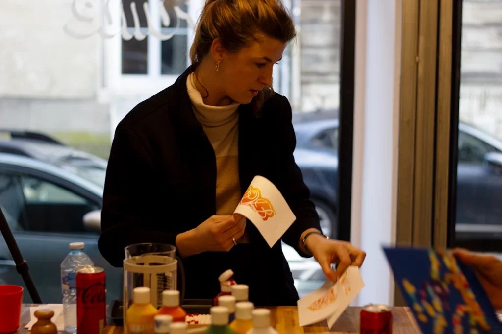 Valentine à la recherche de la bonne combinaison chromatique.