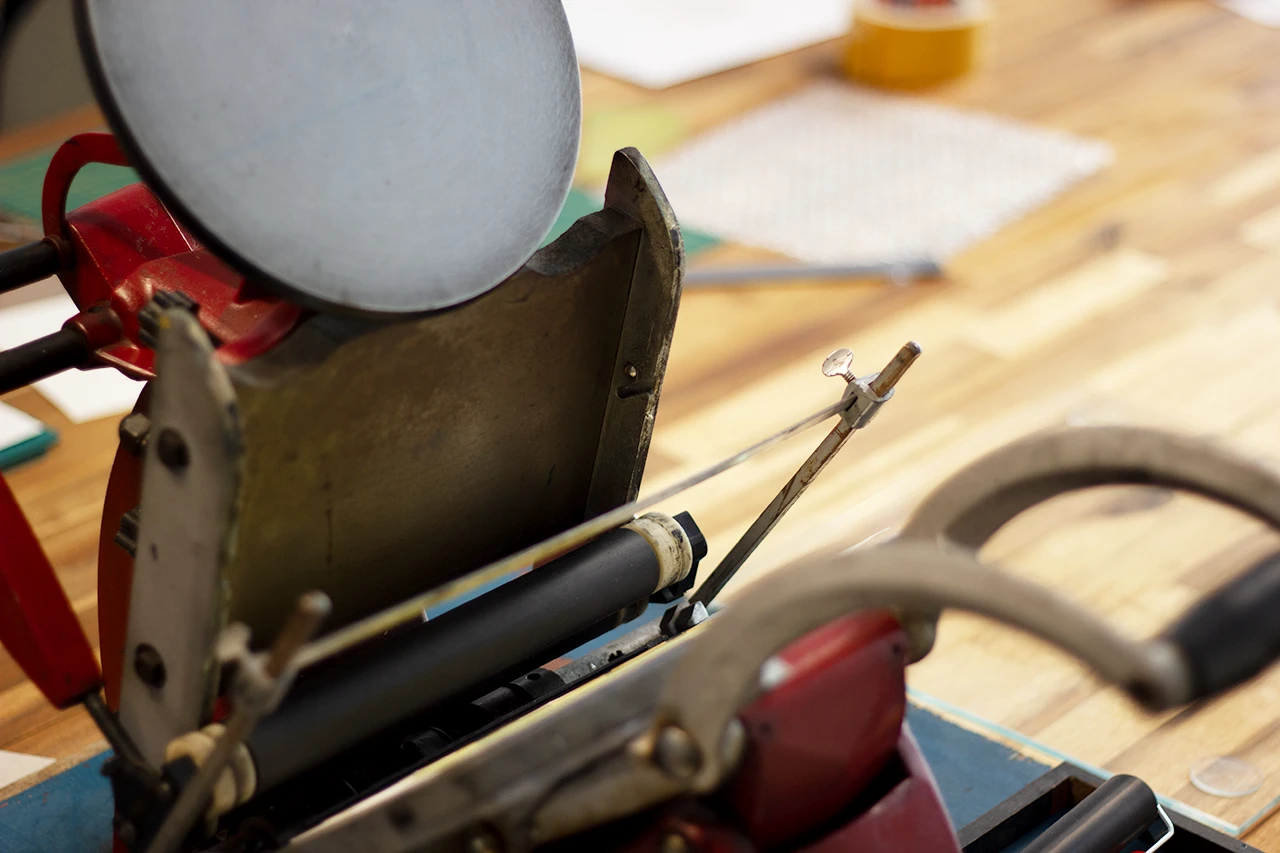 La légendaire presse à épreuve rouge Adana : un voyage dans l’histoire de l’imprimerie artisanale