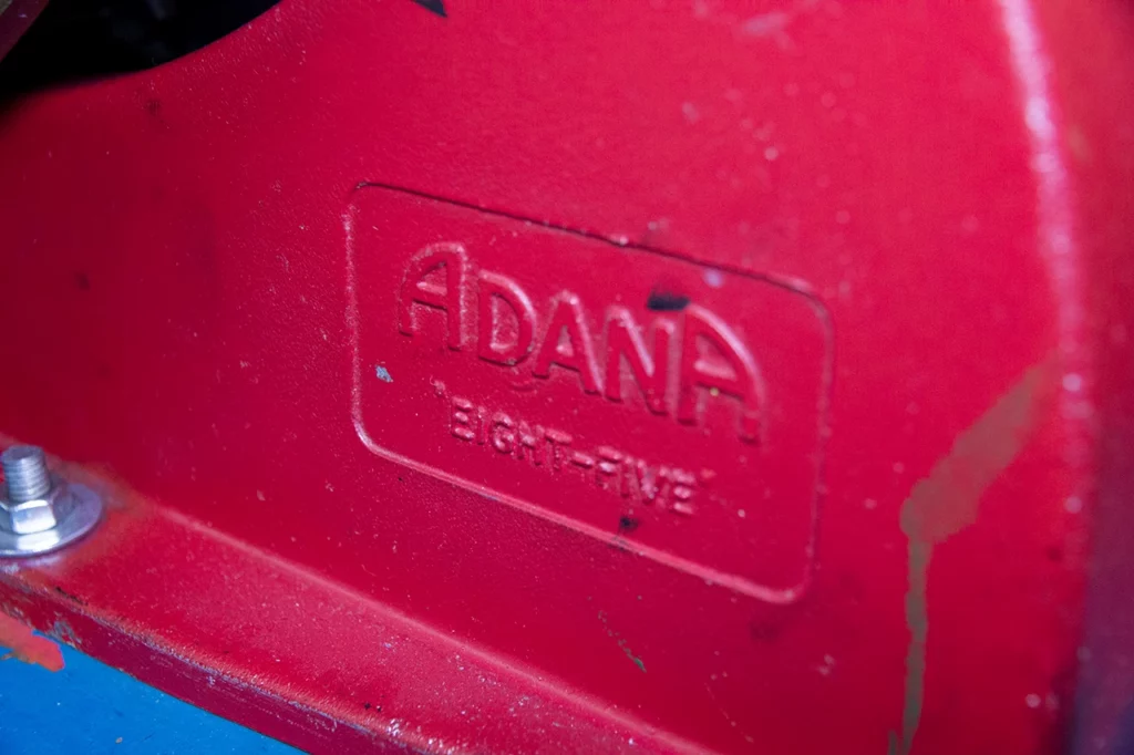 Zoom sur l’emblématique presse typographique rouge Adana 8x5.