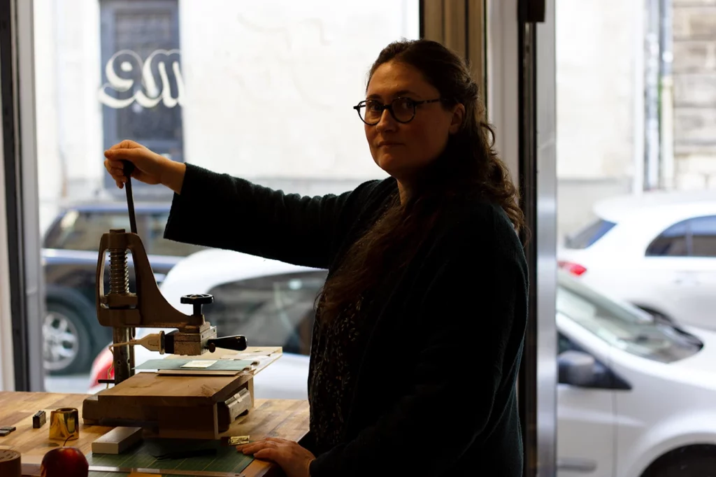 Alexandrine réalisant une dorure sur sa table à l’atelier Forme Contre Forme, à Bordeaux.