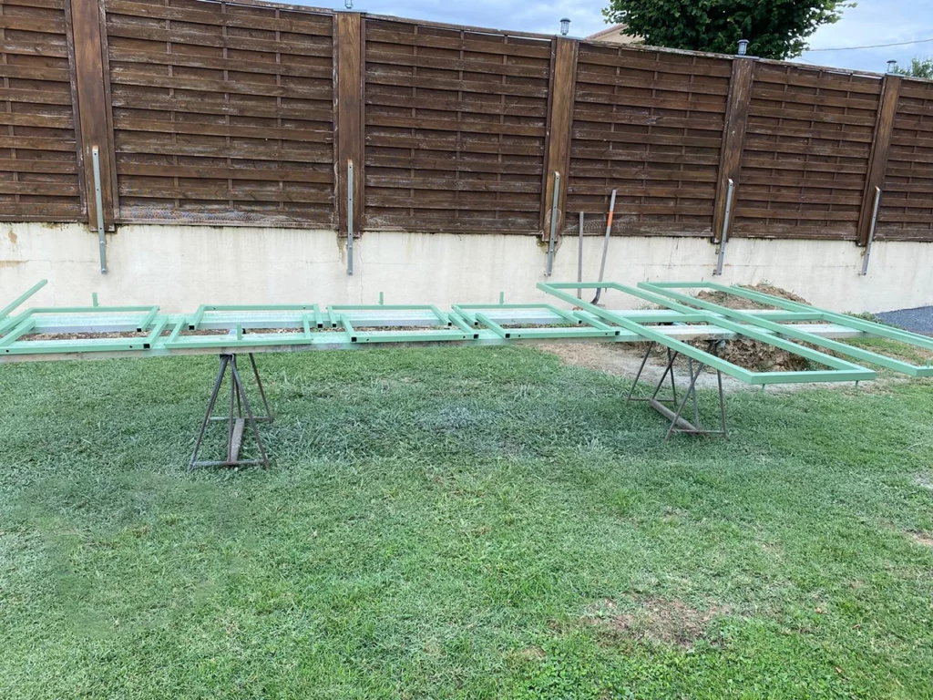 Fabrication des modules de la structure en métal, peinte en vert olive.