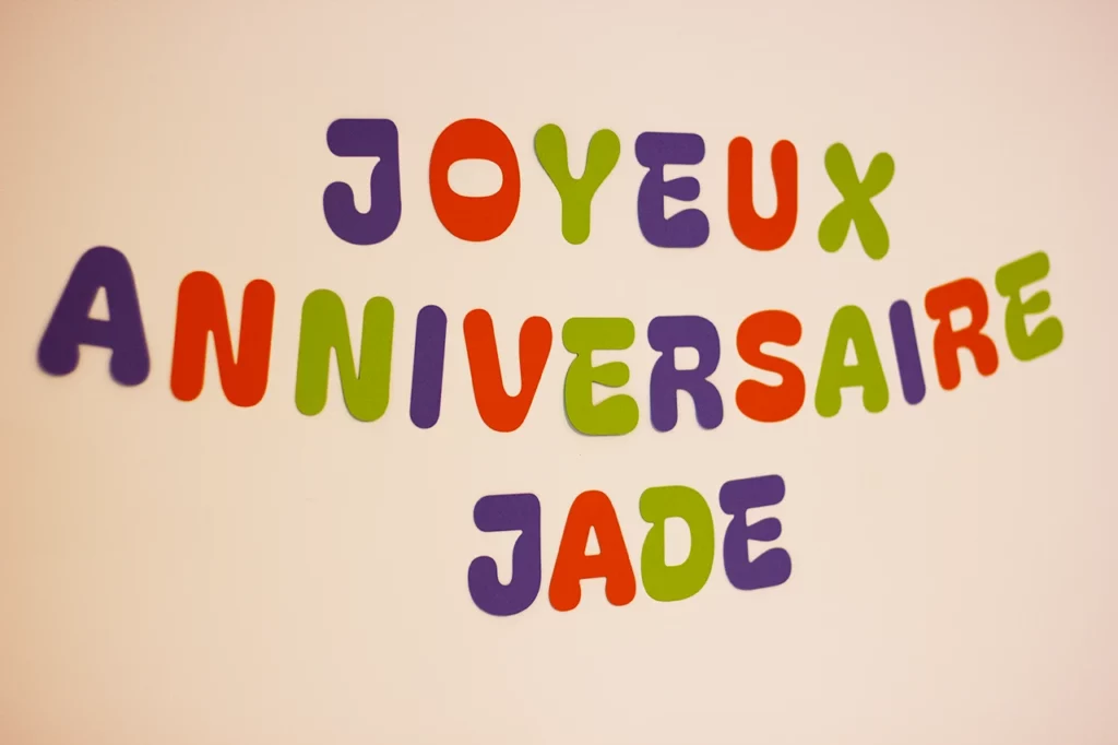 Lettres colorées récupérées de la guirlande « Joyeux anniversaire ».