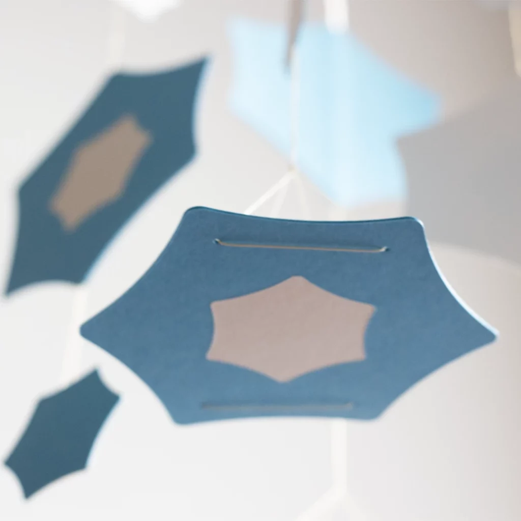 Mobile bébé en marqueterie de papier personnalisable, bleu et blanc, vue de dessous zoom forme géométrique 2