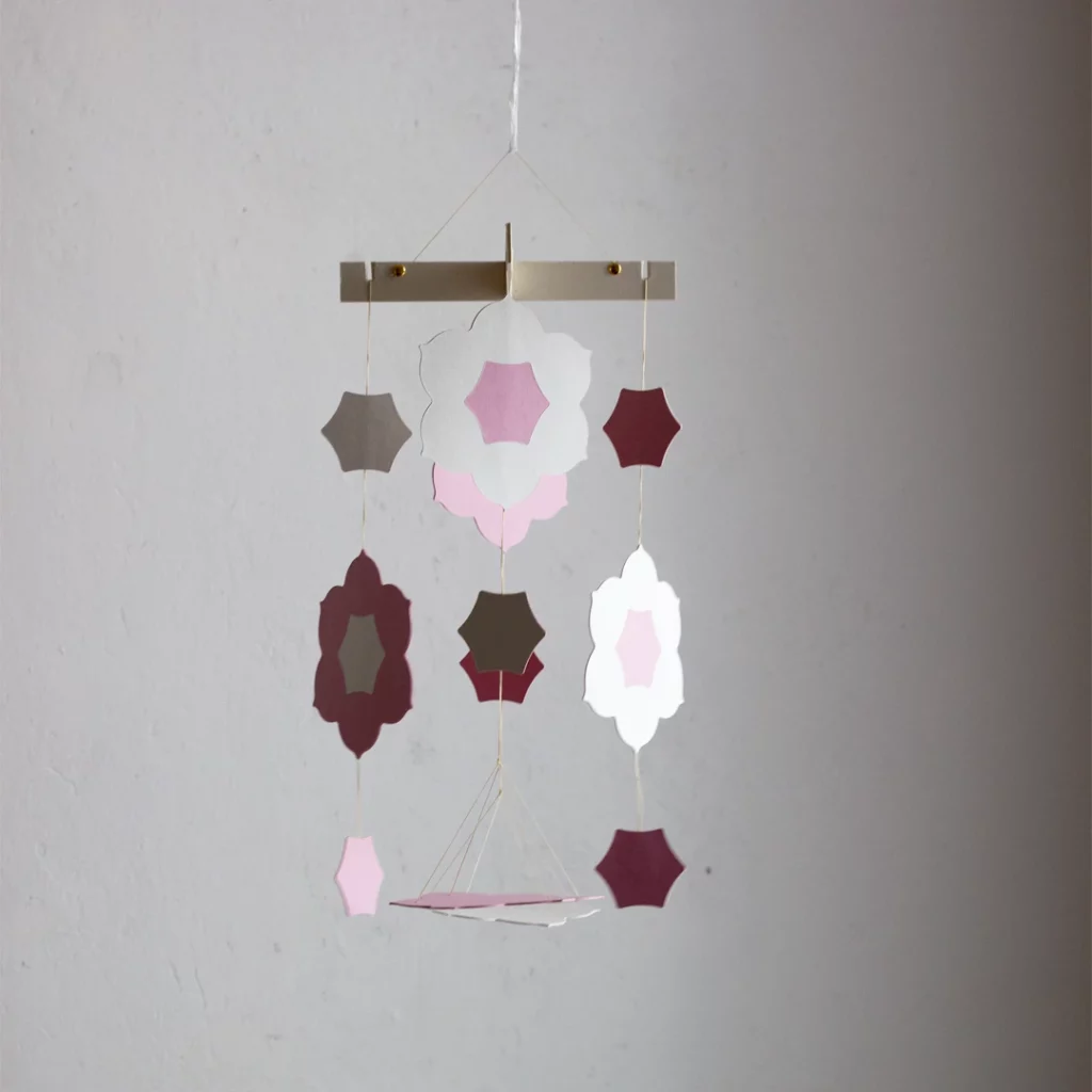 Mobile bébé en marqueterie de papier personnalisable, rose et blanc, vue de profil