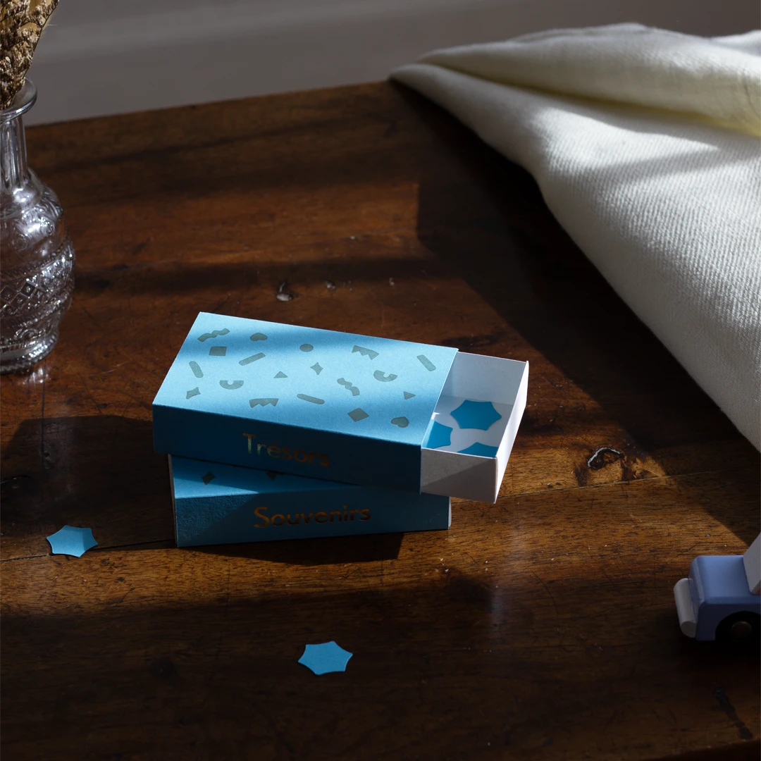 Petites boîtes souvenirs et trésors personnalisables bleu, vue de profil