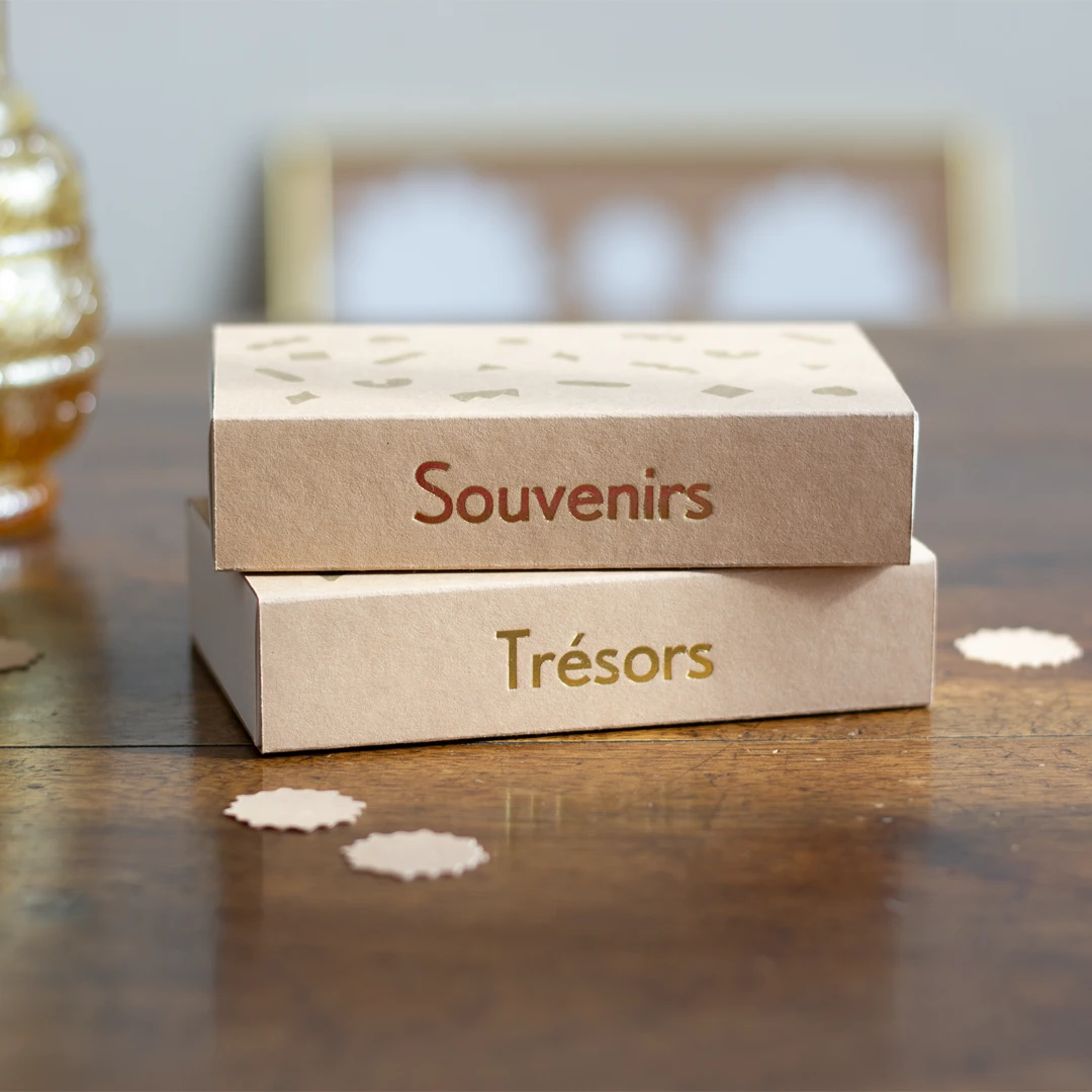 Petites boîtes souvenirs et trésors personnalisables cocos, vue de profil