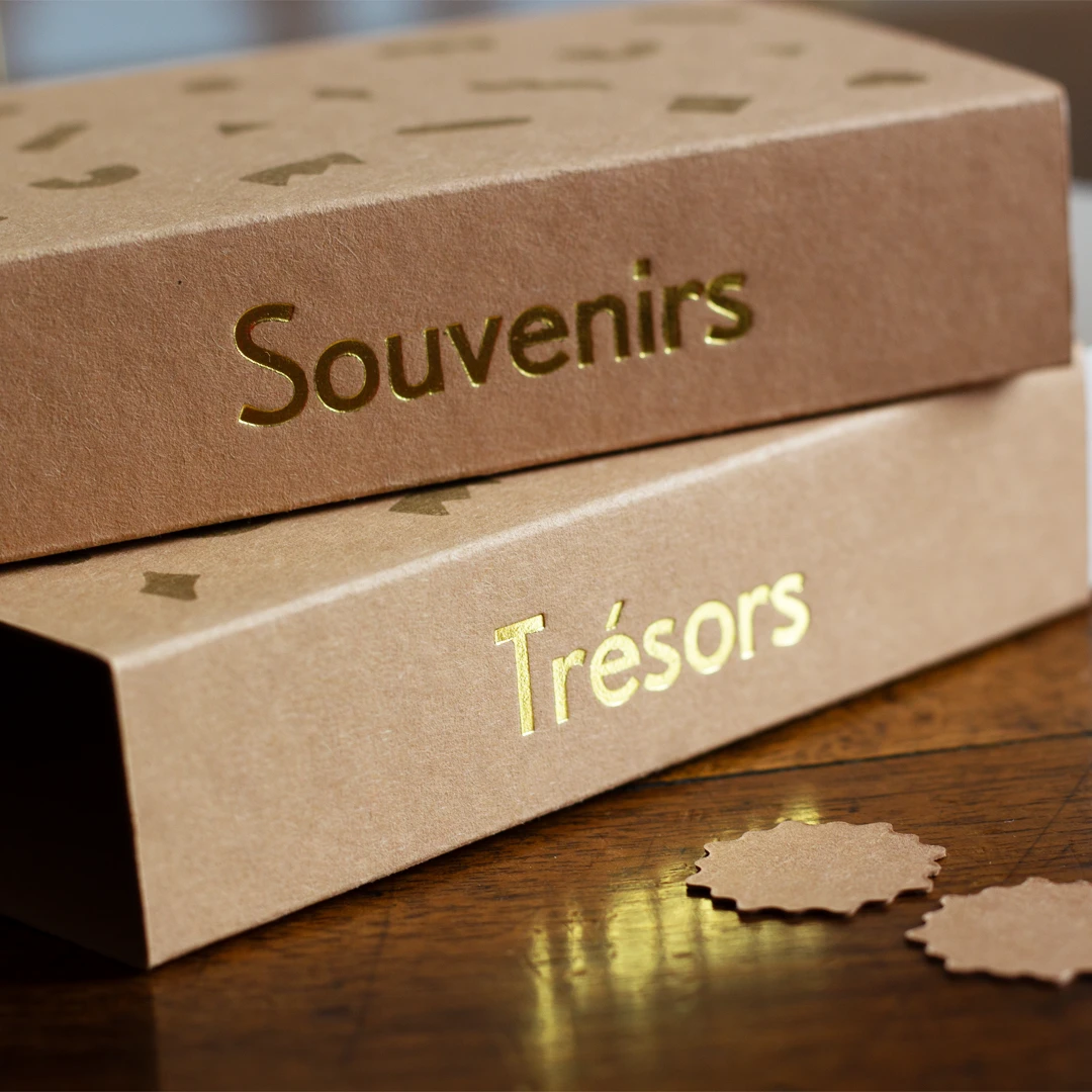 Petites boîtes souvenirs et trésors personnalisables cocos, vue de profil zoom