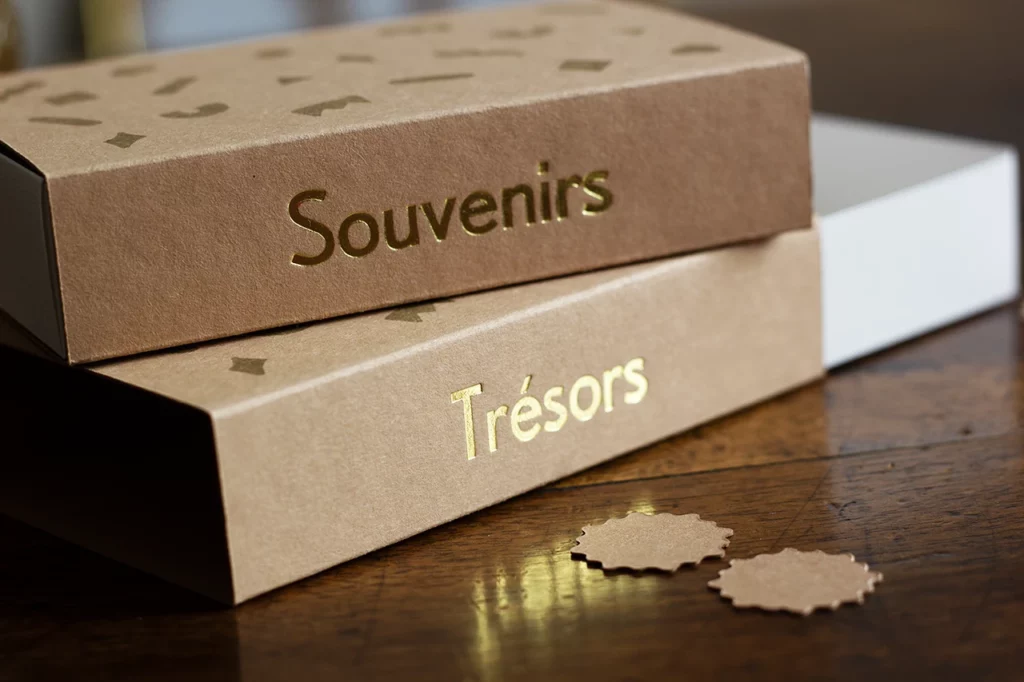 Petites boîtes à souvenirs et trésors personnalisables, couleur cocos, avec impression artisanale à la presse Adana et dorure à chaud.