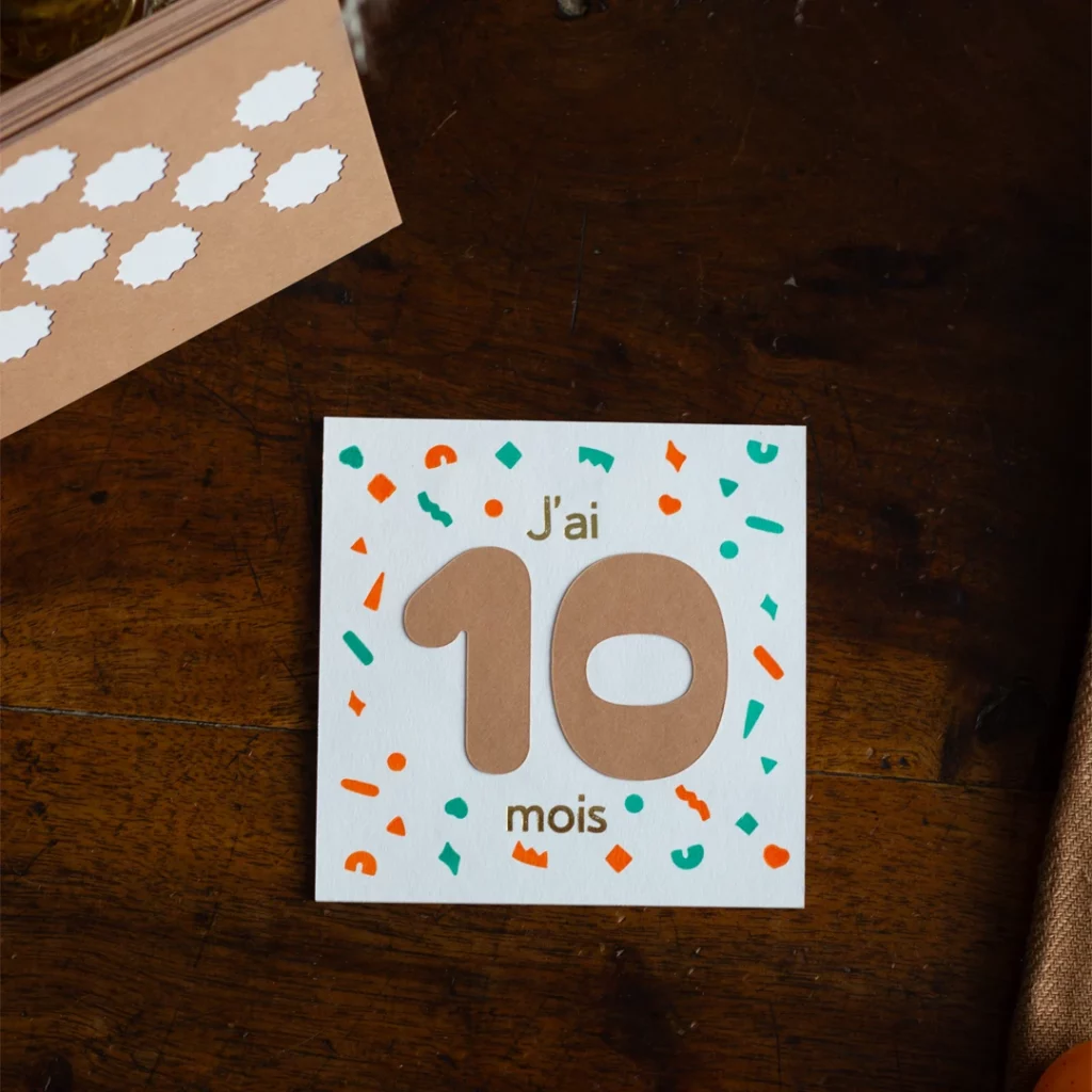 Set de 12 cartes mois anniversaire personnalisable, cocos, 10 mois, forme géométrique, vue de haut zoom