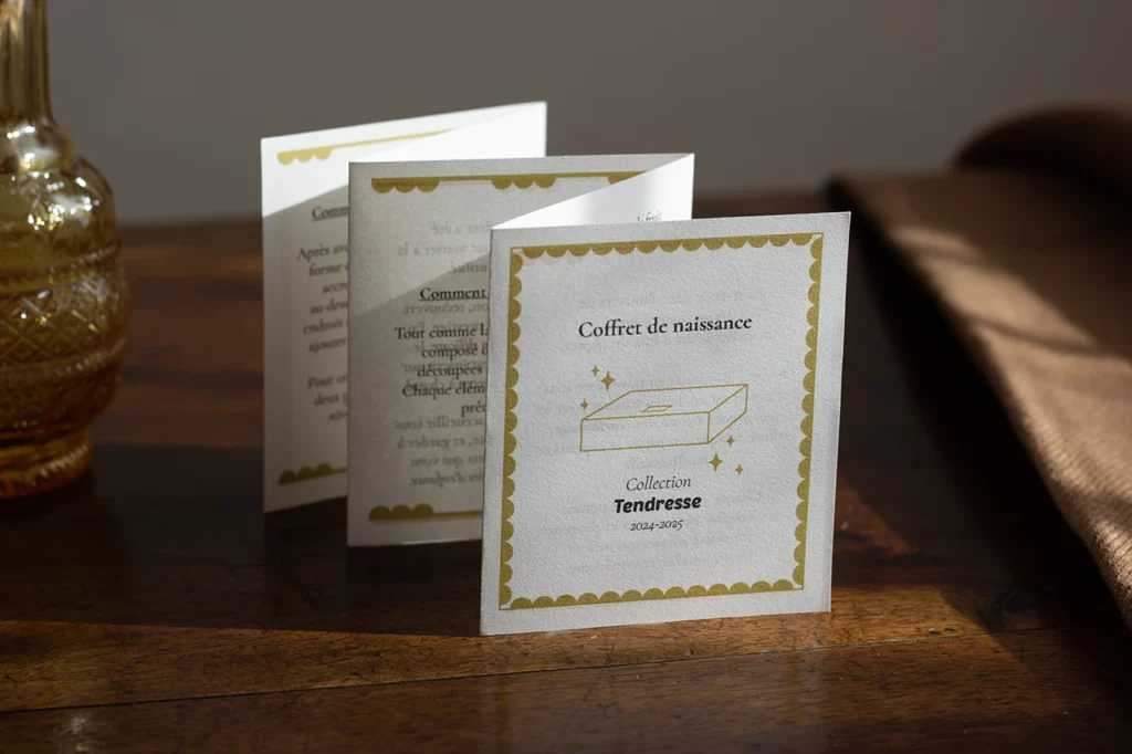 Vue de la notice et du guide d'utilisation du coffret de naissance de la collection Tendresse 2024 - 2025.