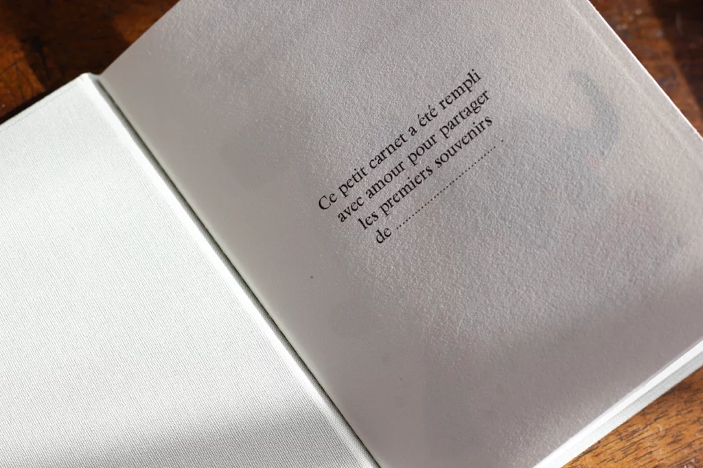 Vue intérieure de la page de garde du carnet de naissance, issue de la collection Tendresse 2024-2025.