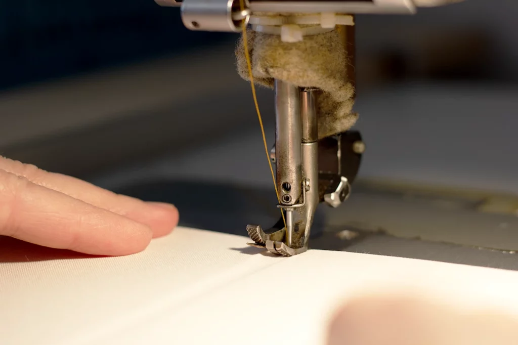 Zoom sur le pied-de-biche et l'aiguille de ma machine industrielle Adler 467-FA-373 utilisée pour la reliure Singer.