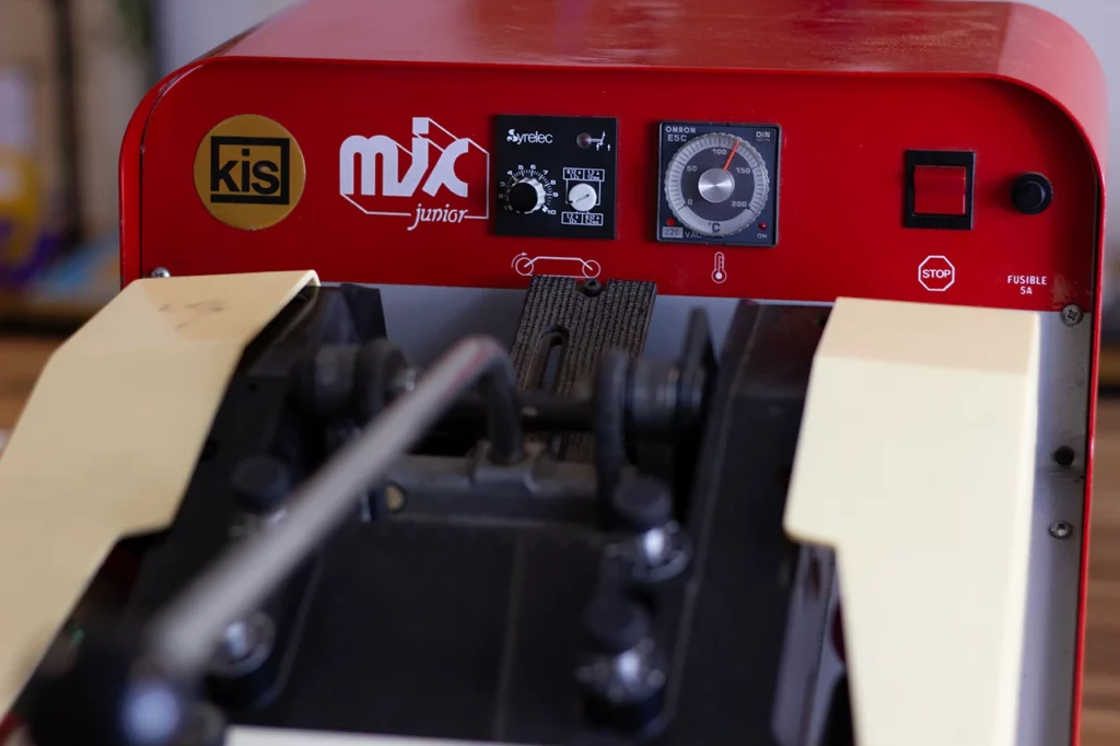Presse à dorer Kis-Mic Junior 2, utilisée dans mon atelier Forme contre forme.