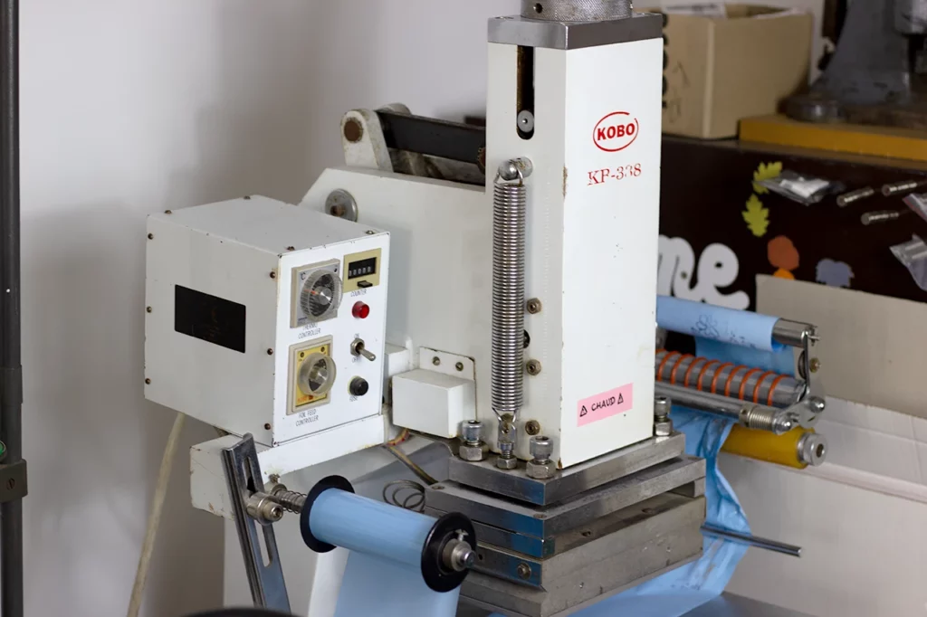 Presse à dorer Kobo KB-338, utilisée dans mon atelier Forme contre forme.