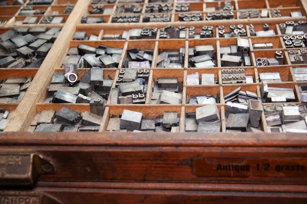 Zoom sur les cassetins et les caractères typographiques d’une casse récupérée chez un imprimeur.