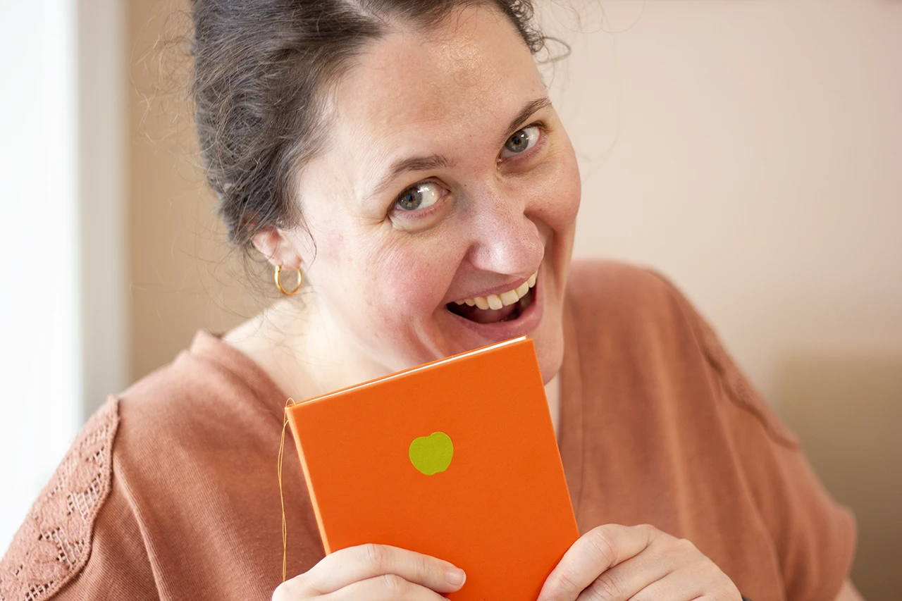 J’ai testé le cuir de pomme : retour d’expérience dans mon atelier 