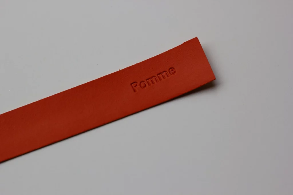 Marquage à chaud à sec sur cuir de pomme orange.