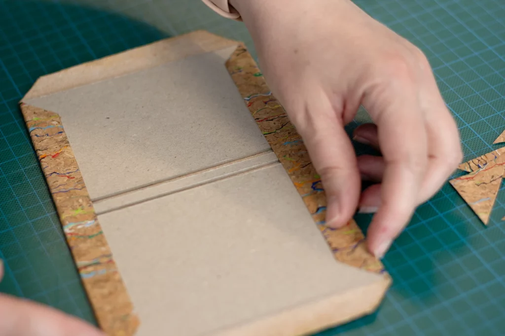 Rembordage de la couverture réalisée en toile de liège.