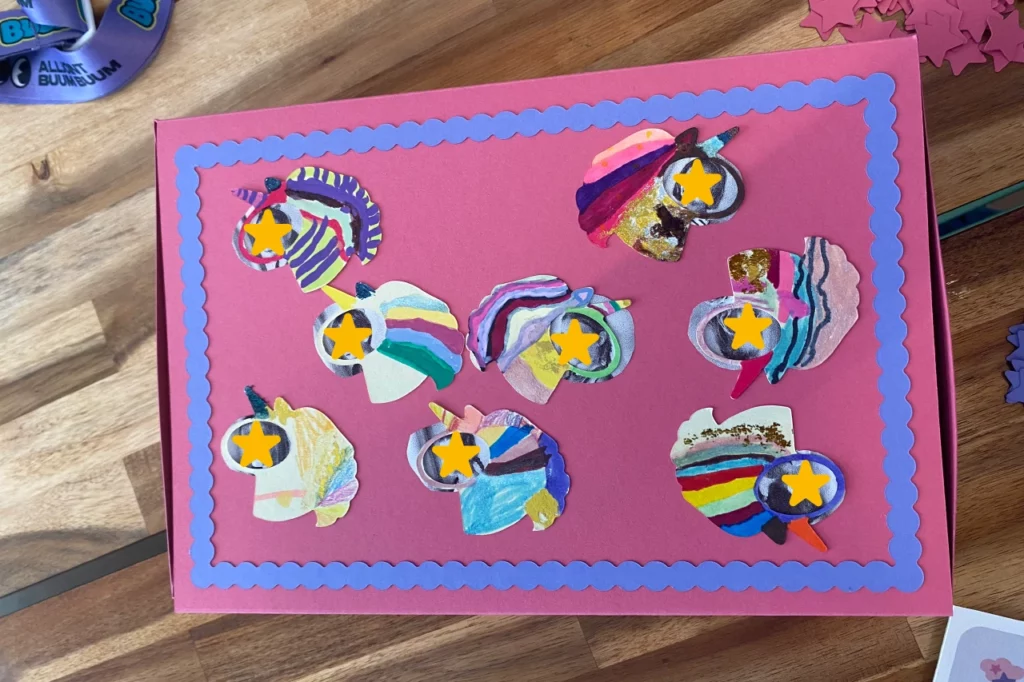 Vue de dessus du couvercle du coffret "Au royaume des licornes", personnalisé avec les licornes décorées par les enfants.