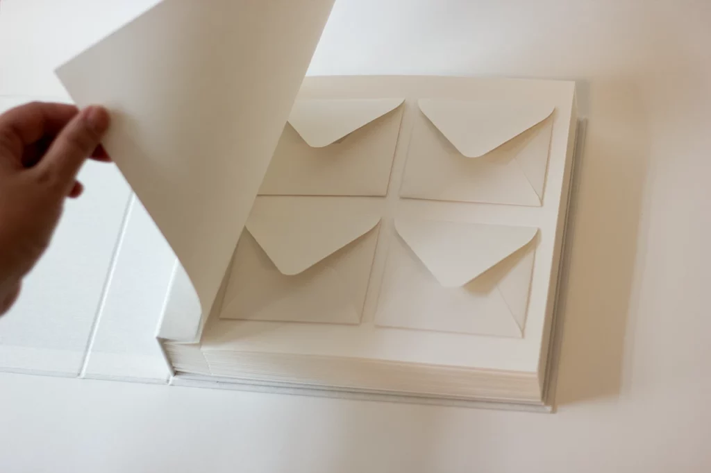 Système d’enveloppes collées sur les pages du livre d’or.