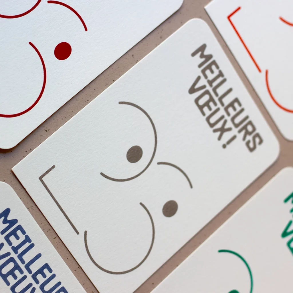 Carte de vœux simple « Bonhomme 26 » en letterpress imprimée et façonnée dans mon atelier Forme contre forme.