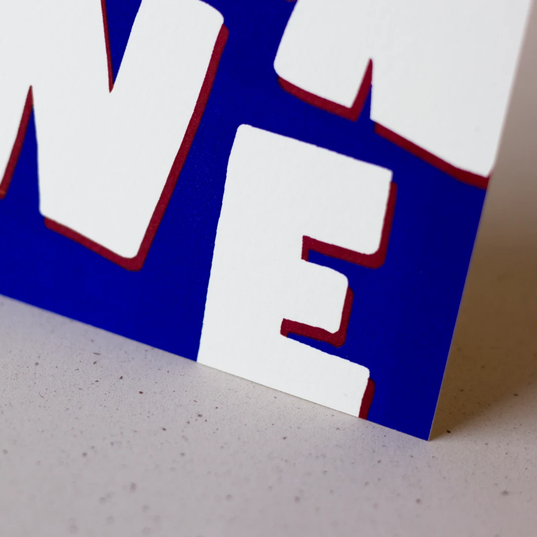 Carte de vœux simple « Bonne Année » bleue et rouge en letterpress imprimée et façonnée dans mon atelier Forme contre forme.