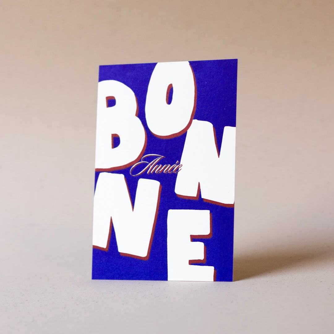 Carte de vœux simple « Bonne Année » bleue et rouge en letterpress imprimée et façonnée dans mon atelier Forme contre forme.