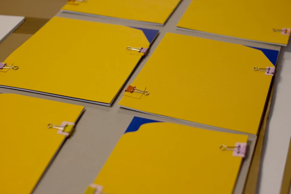 Façonnage des carnets bicolores de la nouvelle gamme de papeterie fine artisanale en édition limitée, avant reliure Singer.