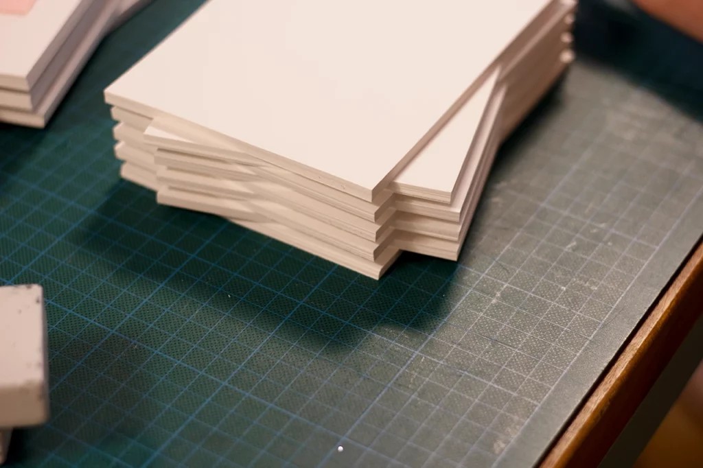 Préparation des blocs de papier intérieur (Fedrigoni Arena Natural Bulk et Smooth, 120 g et 200 g) pour les carnets Croqueurs.