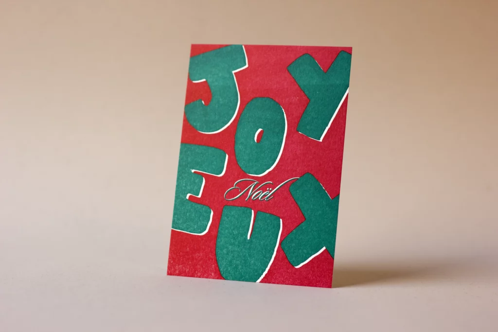Carte de vœux simple « Joyeux Noël », imprimée en letterpress à l’atelier, avec une création graphique confiée au studio B à Toulouse.