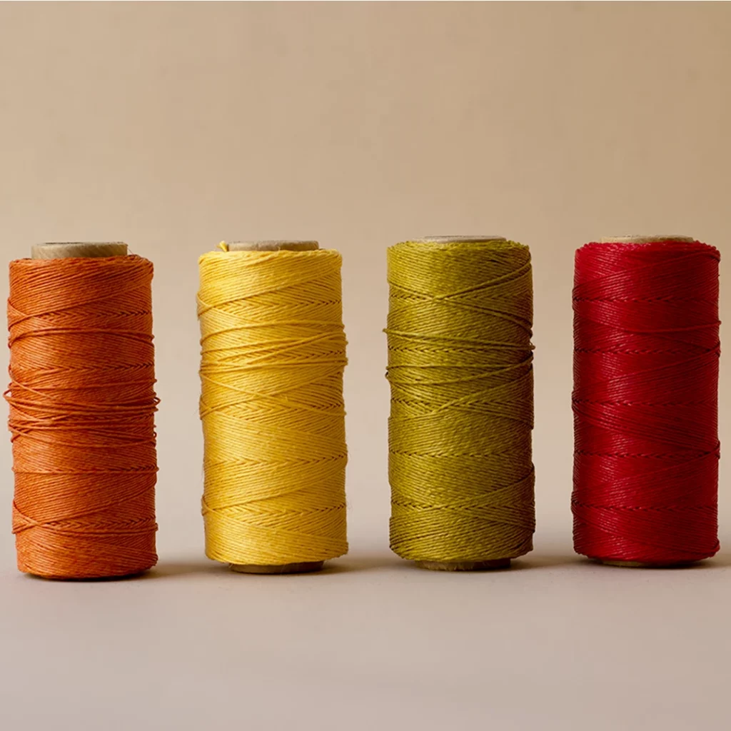 Nuancier de fils de lin ciré – gamme Terres & pigments chauds : Abricot · Jaune moutarde · Jaune ocre · Rouge