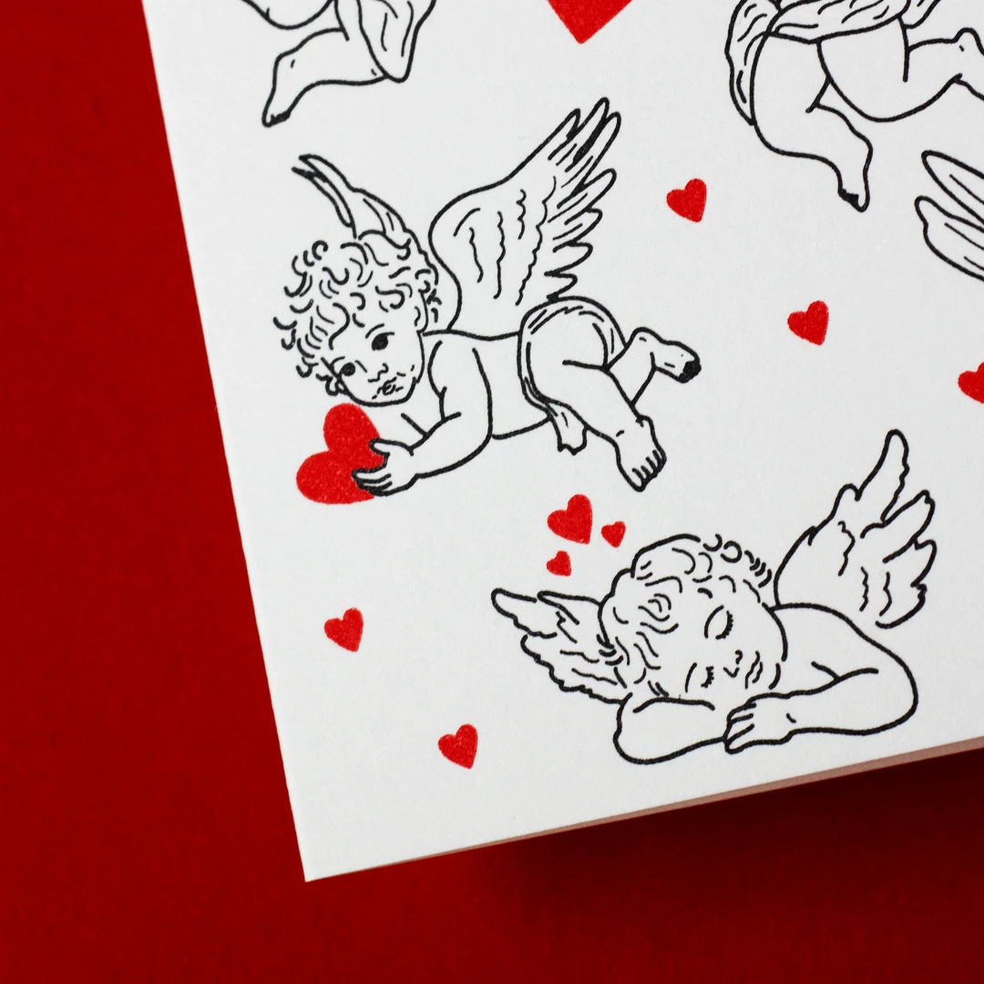 Zoom sur la carte Saint-Valentin – Cupidons & cœurs, imprimée en letterpress à l’atelier Forme contre forme, à Bordeaux.
