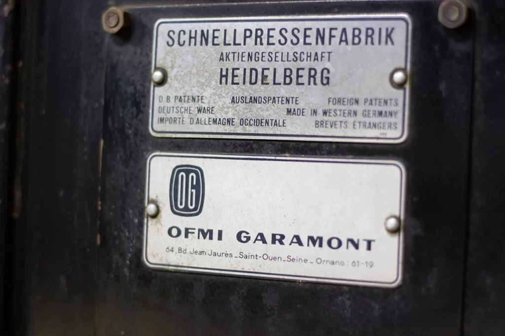 Zoom sur la plaque de la platine Heidelberg OFMI “Garamont”, boule rouge, pour impression typographique — Atelier Forme contre forme, Bordeaux.