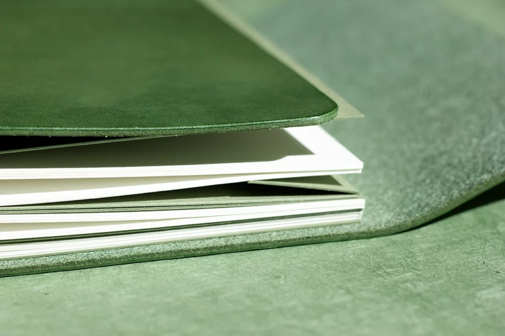 Zoom sur l’angle arrondi d’un carnet en cuir — Atelier Forme contre forme, Bordeaux.