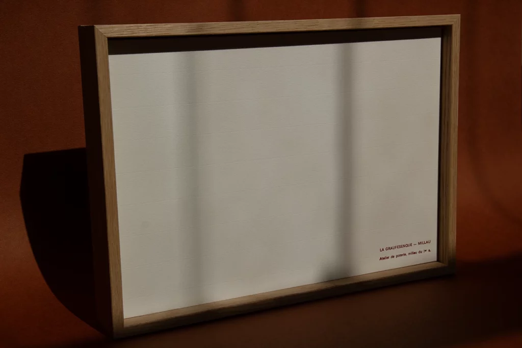 Caisse américaine sur mesure pour la mise en valeur de tessons gallo-romains, avec intérieur en papier vergé blanc — Atelier Forme contre forme, Bordeaux.