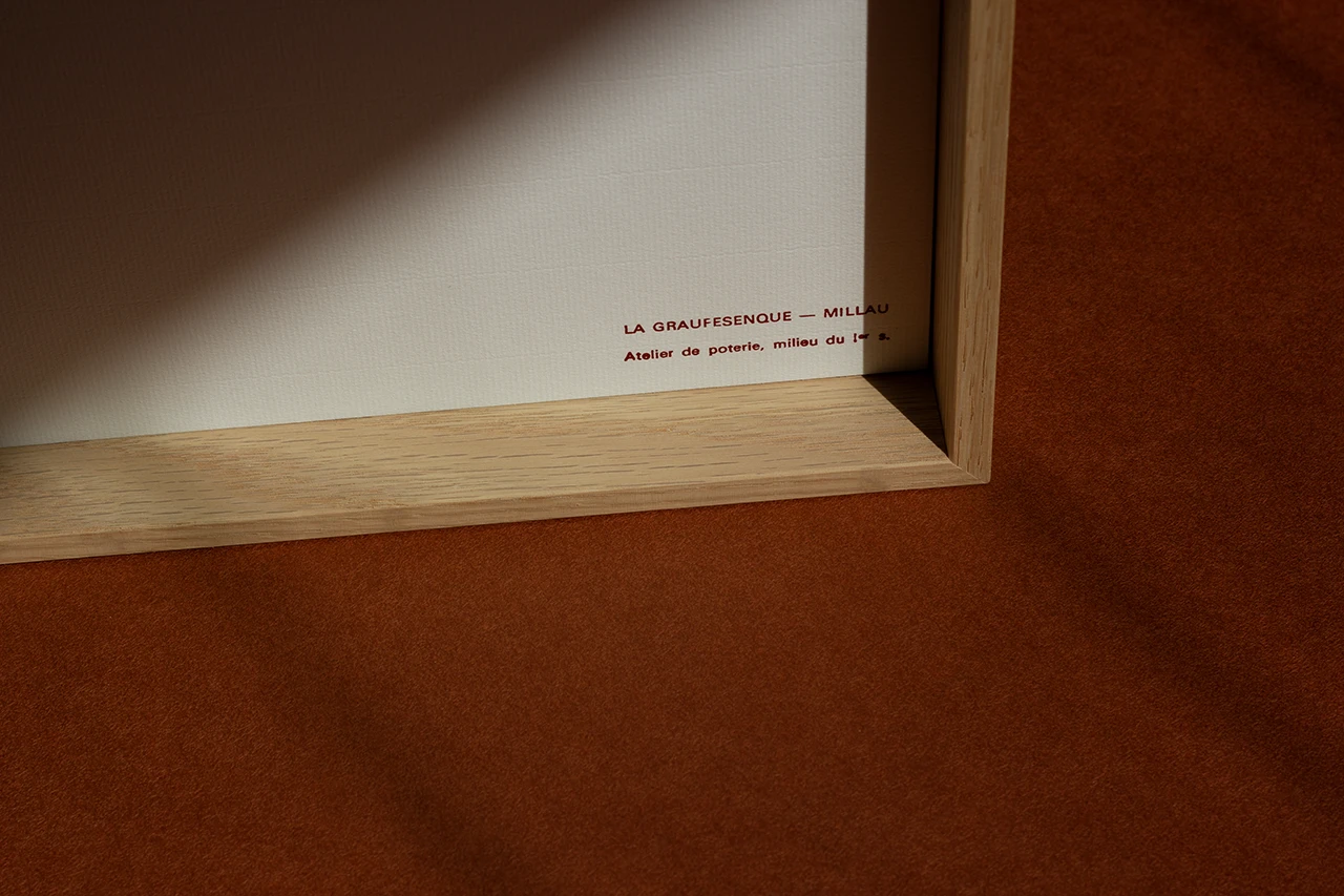 Cartel pour la mise en valeur de tessons gallo-romains, avec titrage en dorure à chaud sur papier vergé blanc — Atelier Forme contre forme, Bordeaux.