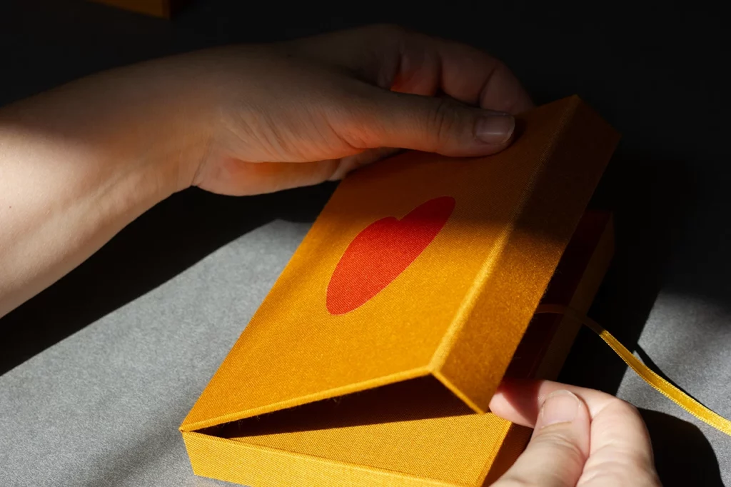 Boîte à rabat aimanté avec marqueterie de toile orange en forme de cœur sur toile du Marais jaune moutarde — Atelier Forme contre forme, Bordeaux.