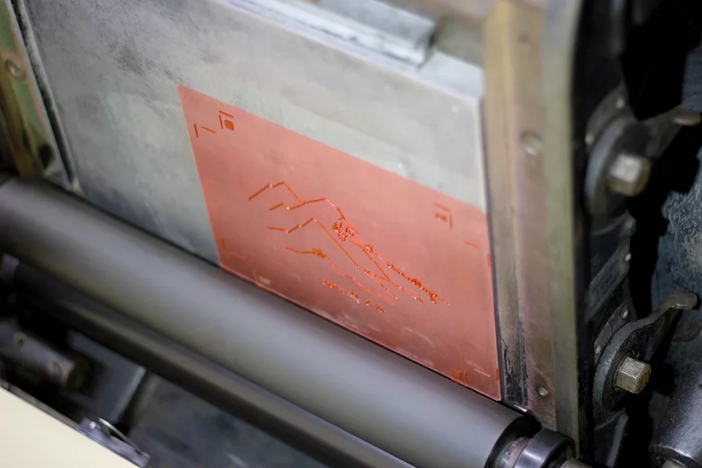 Cliché photopolymère installé dans le cadre de la platine Heidelberg pour une impression typographique — Atelier Forme contre forme, Bordeaux.